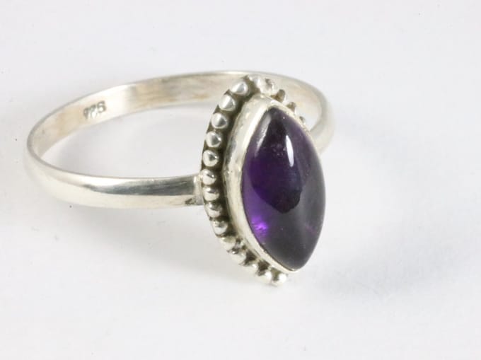 Fijne bewerkte zilveren ring met amethist - maat 17