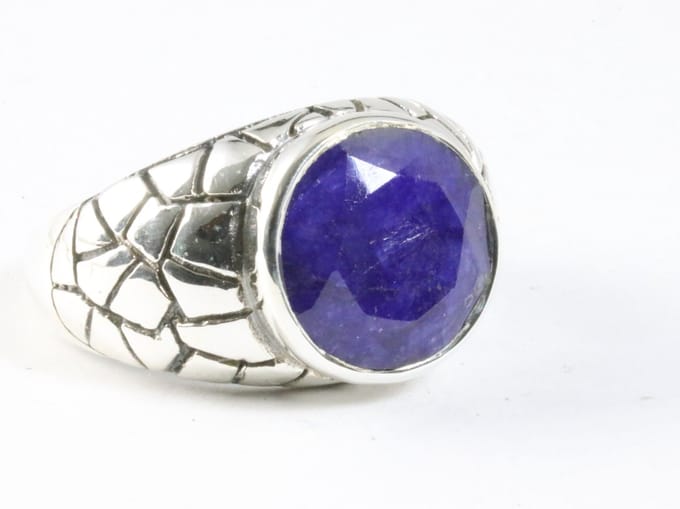 Zware bewerkte zilveren ring met blauwe saffier - maat 19