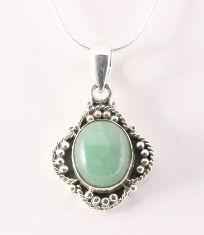 Bewerkte zilveren hanger met jade aan ketting