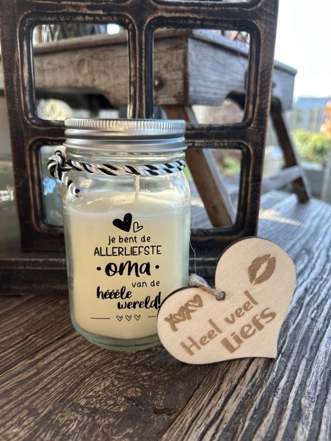 Creaties van Hier - Black & White scented candles Oma met houten hartje – 13,5 cm – vanille
