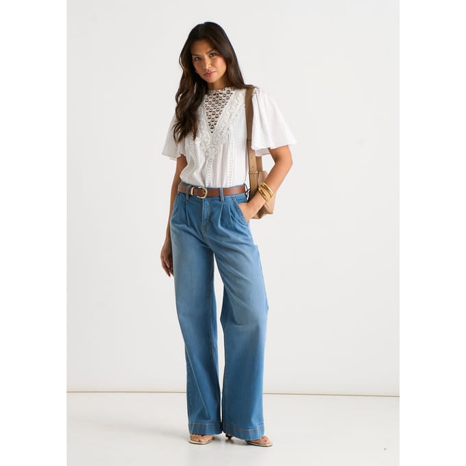 Blauwe jeans met plooien en wijde pijpen