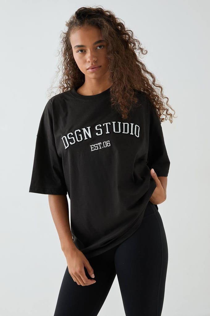 Dames DSGN Studio Applique Oversized T-shirt | Zwart | Maat: 36