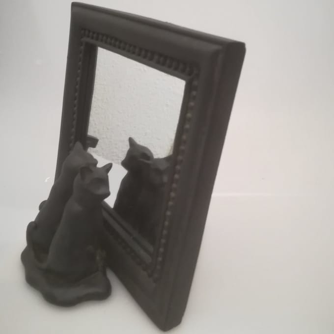 Maddeco - polystone spiegeltje met twee poezen ervoor