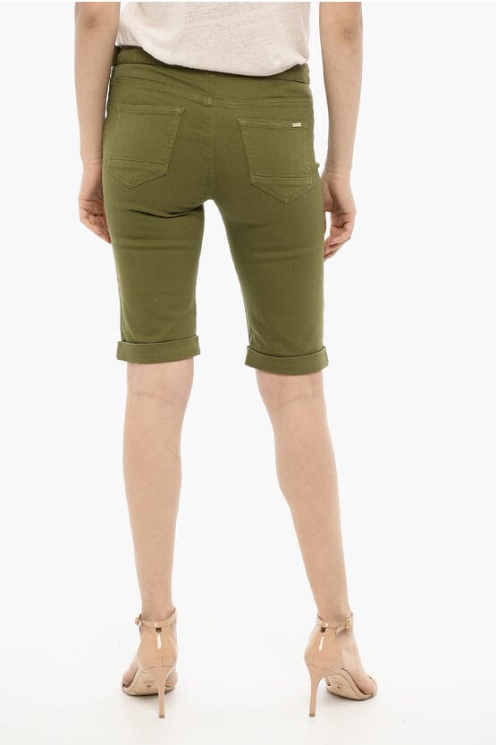 Shorts met omslag en gouden sluiting in groen