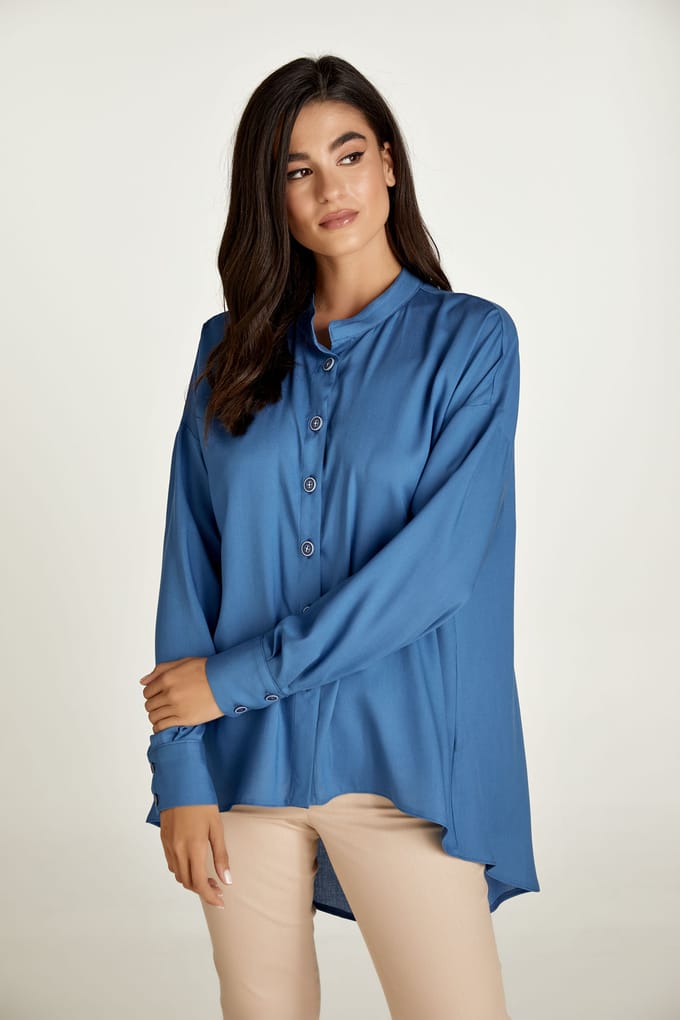 Hemelsblauwe blouse met mandarijnkraag
