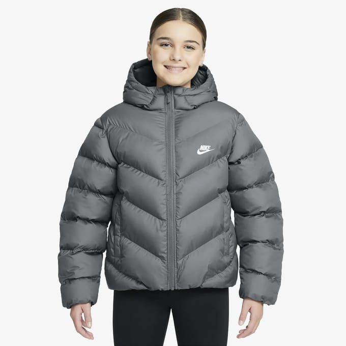 Nike Gewatteerd Therma-FIT jack met ruime pasvorm voor kids Sportswear All Day Play - Grijs, Grijs 12-13Y