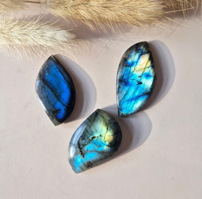 Labradoriet Leaf – Edelsteen Carving met Flash (+/-3 cm) (Sieraden Cabochon)