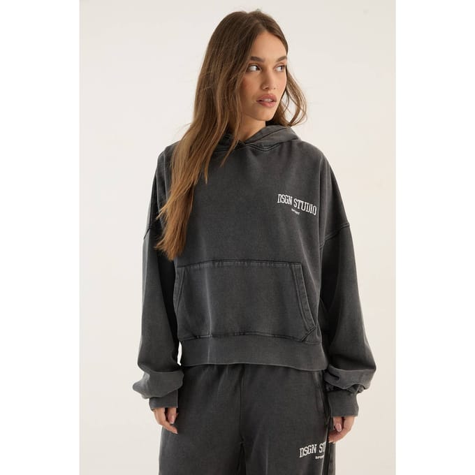 Dames Dsgn Studio Collegiate Bedrukte Boxy Hoodie | Houtskool | Maat: Medium