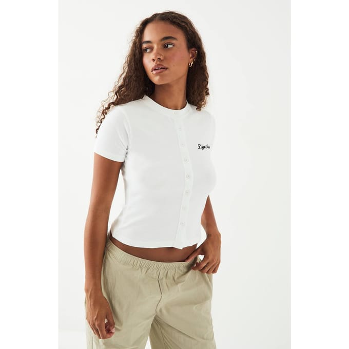 Dames DSGN Studio Script Borduurwerk Geribbelde Doorknoop Top Met Korte Mouwen | White | Maat: 2XL