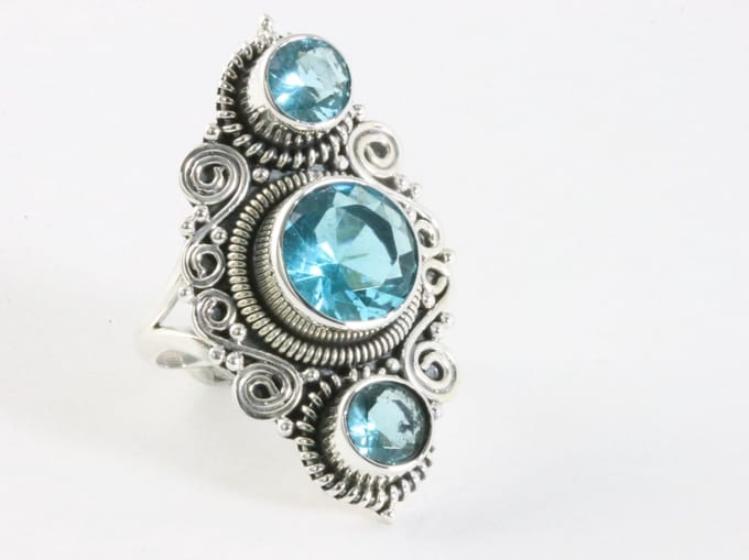 Langwerpige bewerkte zilveren ring met blauwe topaas - maat 20
