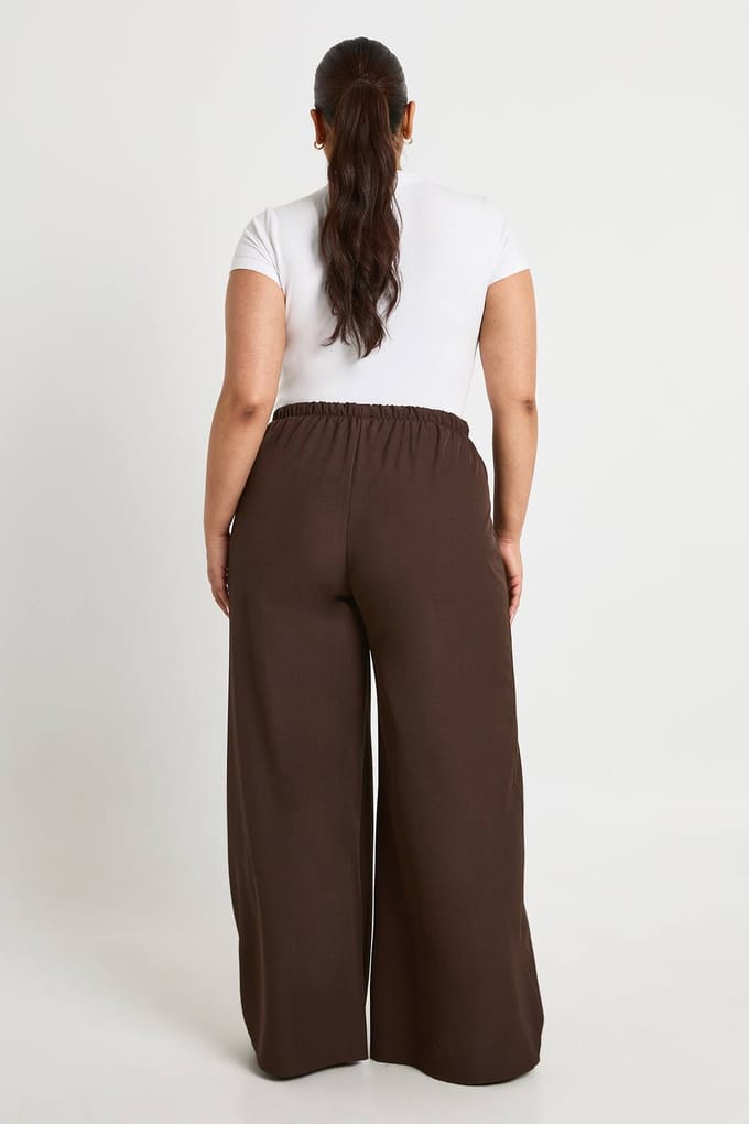 boohoo Dames Plus geweven broek met elastische tailleband, trekkoord en wijde pijpen | Chocoladebruin | Maat: 56