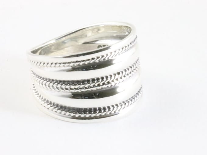 Brede hoogglans zilveren ring met kabelpatronen - maat 17
