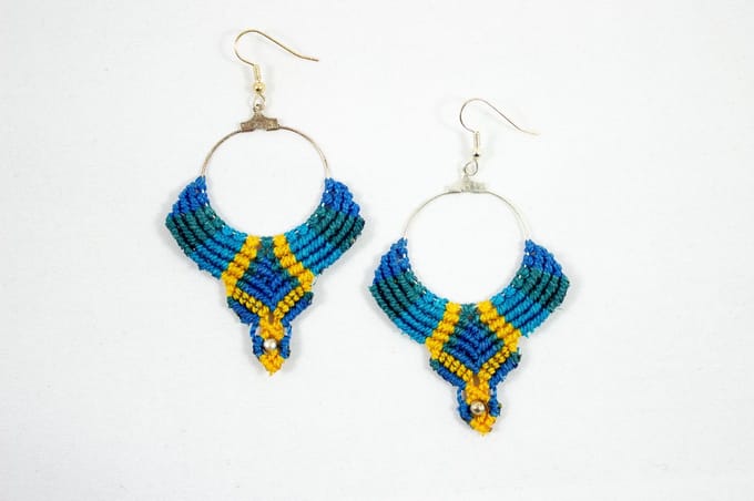 Macramé Oorhangers - Blauw/Geel - Handgemaakt van Duurzaam Waxed Polyester - Model H03