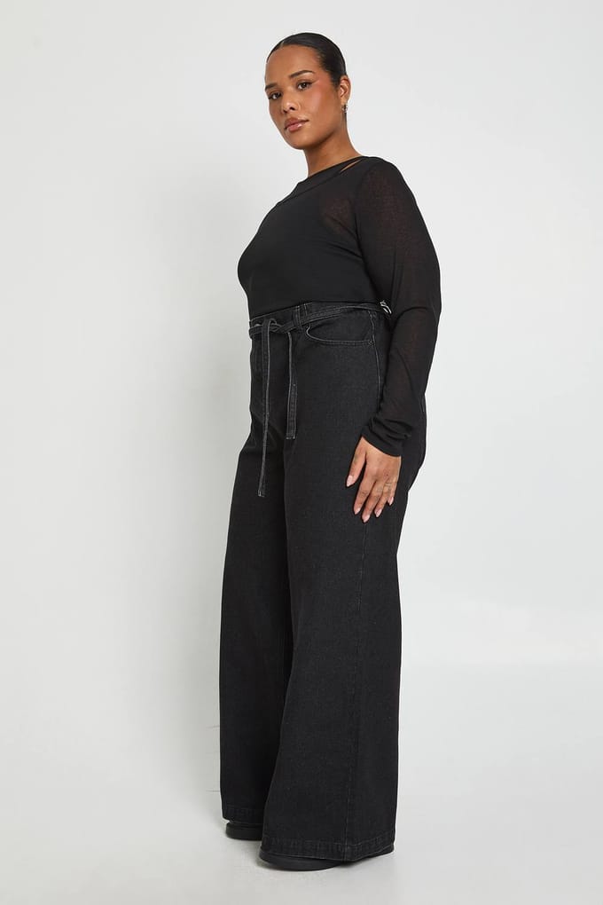 boohoo Dames Plus Elastische Achterstrik Wijde Pijpen Spijkerbroek | Washed Black | Maat: 50