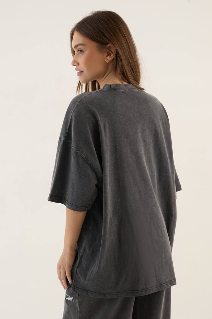 Dames Dsgn Studio Collegiate Bedrukt Oversized T-shirt | Charcoal | Maat: Small