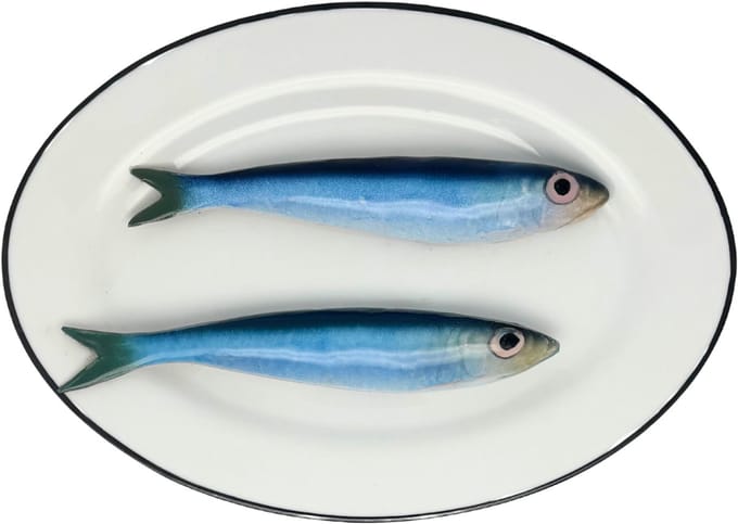 Sardines op ovaal wit bord met donker grijze rand, 24x17cm