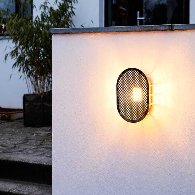DESIGN BY US Buitenwandlamp Night Rider, messing, gelakt
