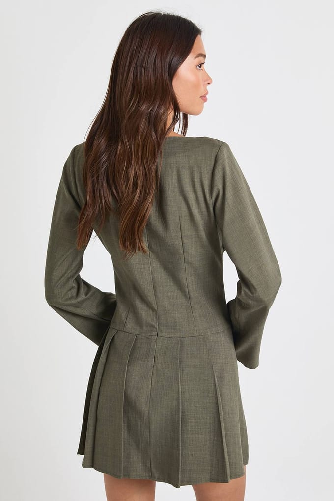 boohoo Dames Gerafelde buste lange mouwen geplooide skaterjurk | Olive | Maat: 8