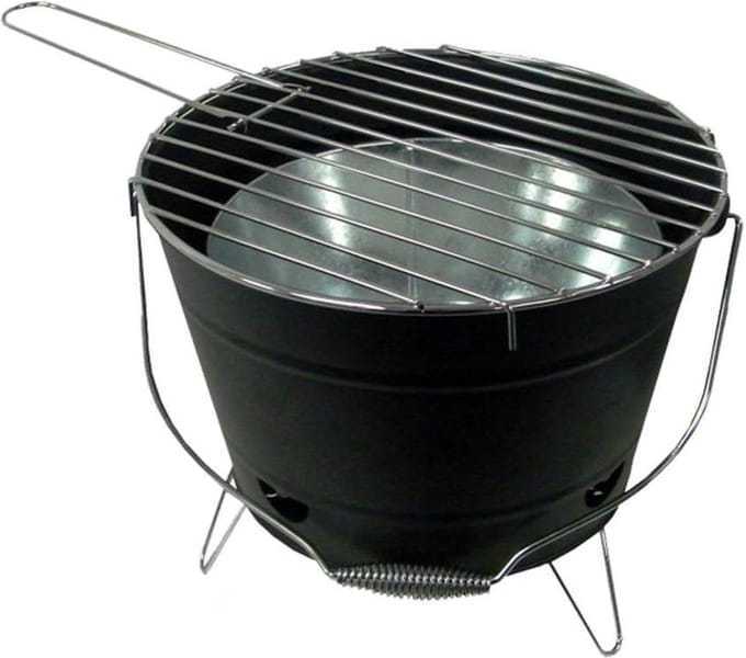 Draagbare barbecue voor in de tuin - terras en zomer barbecue.