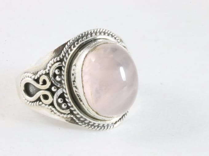 Bewerkte zilveren ring met rozenkwarts - maat 18