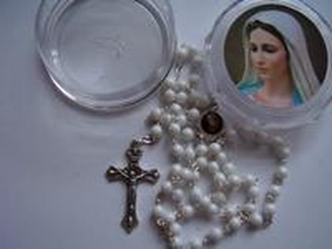 Rozenkrans wit ketting kruisje