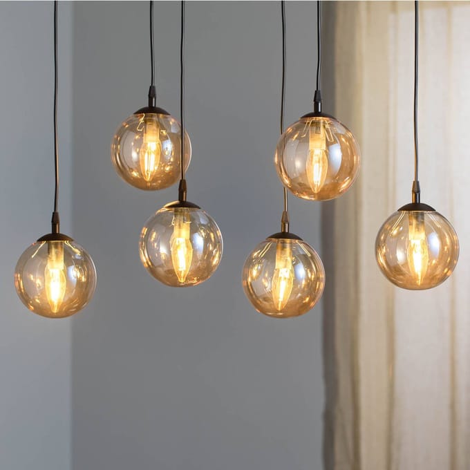 Emibig Glostrup brede zwarte 6 lamp hanglamp met amber gekleurd glas voor E14 lampen - Creëer een warme sfeer in uw interieur