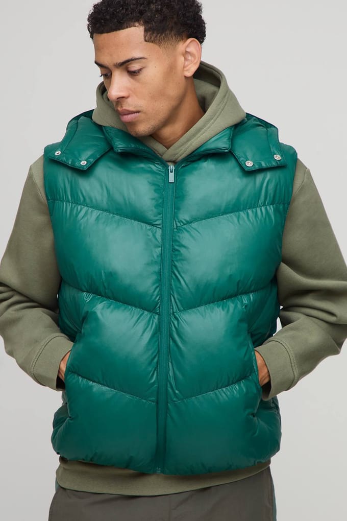 Normale pasvorm glanzend gepaneleerd capuchon met trechter puffer gilet | Green | Size Medium