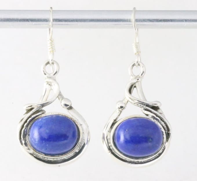 Bewerkte zilveren oorbellen met lapis lazuli