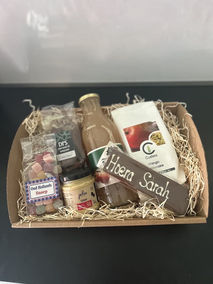 Lekkernij geschenken Sarah pakket - cadeau voor 50 jaar - kado met chocolade