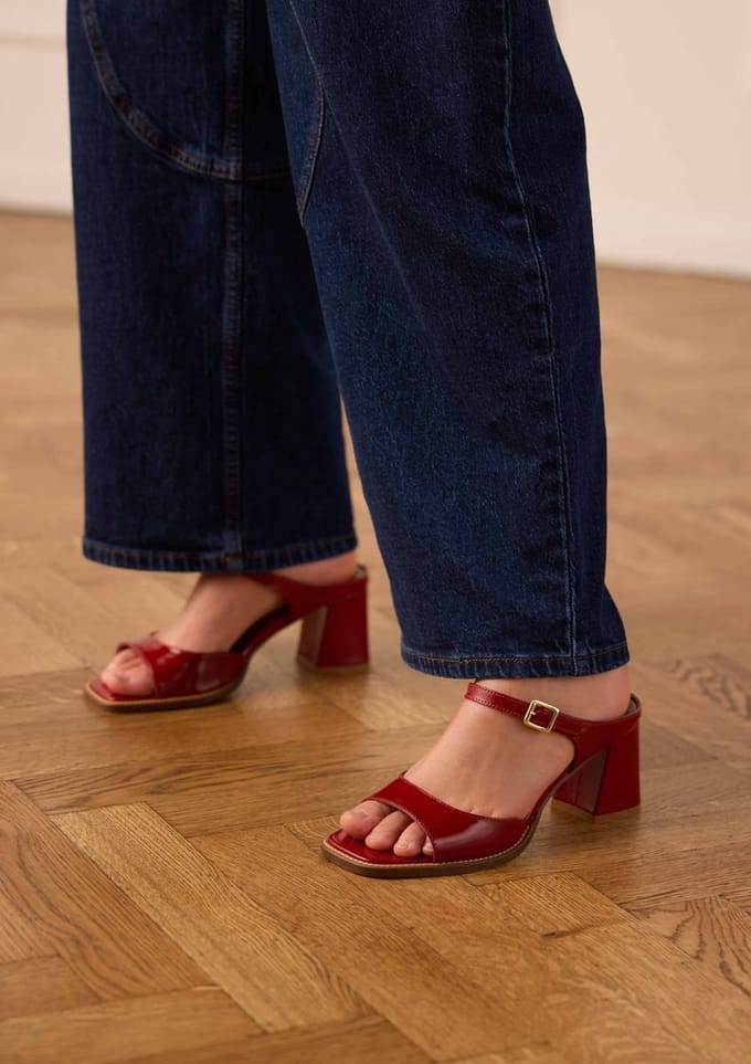 Manfield - Dames - Blauwe lak leren sandalen met hak - Maat 42