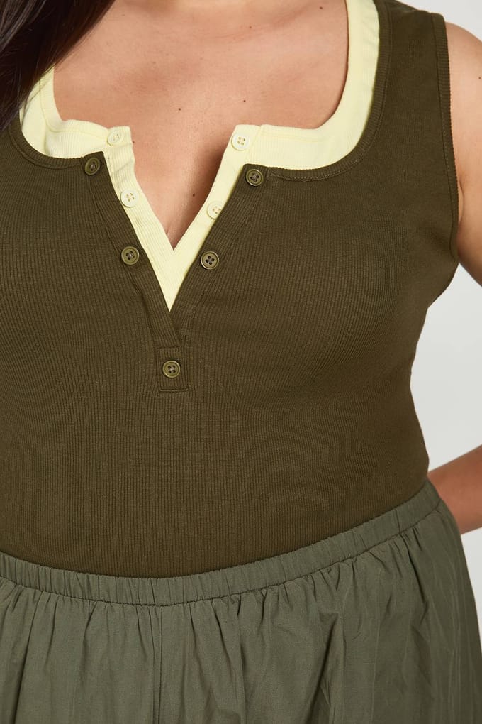 boohoo Dames Plus Geribbelde Contrast Henley Knoop Vest Top | Kaki | Maat: 46