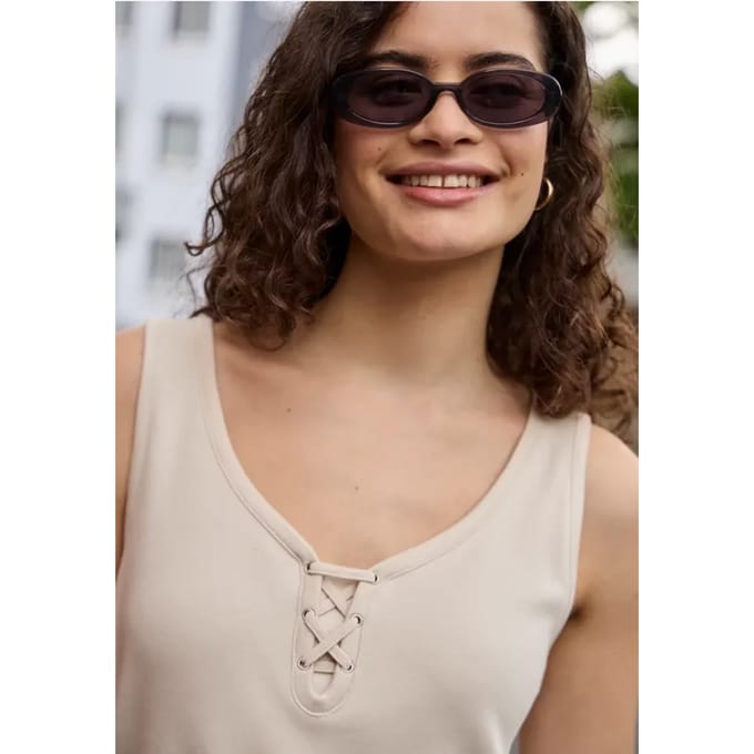 Top met V-hals en lintdetail