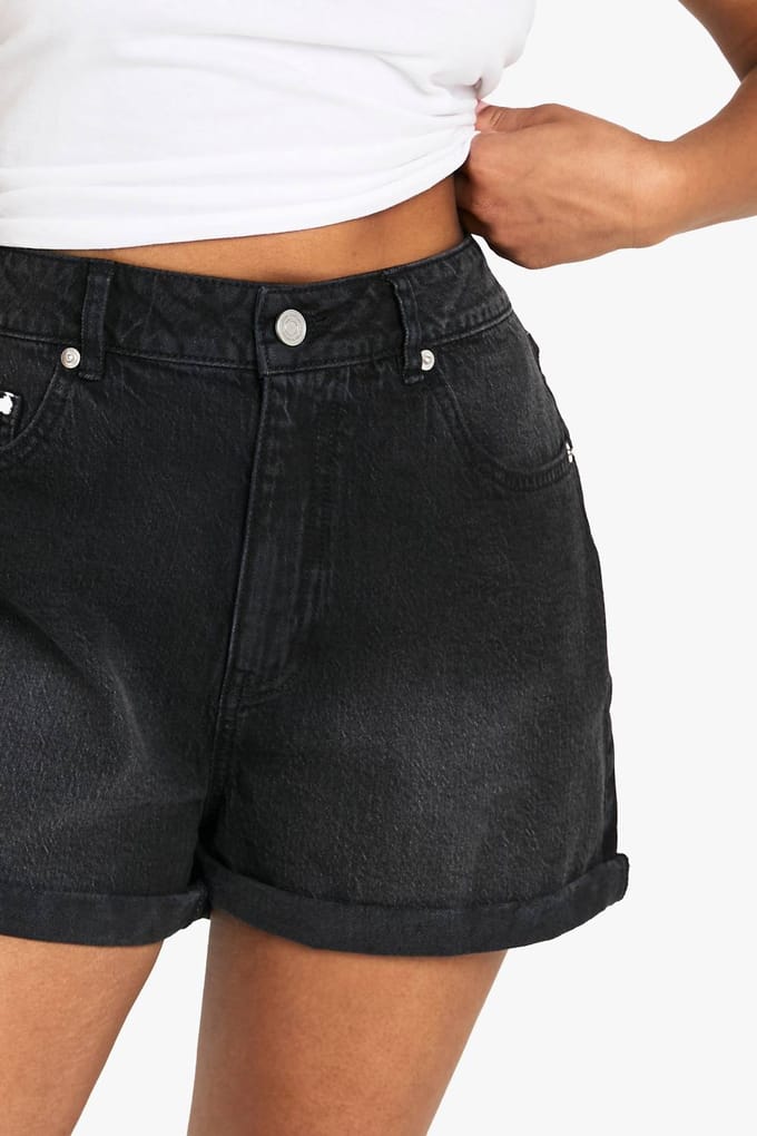 boohoo Dames Petite Denim Mom Short | Washed Black | Maat: 44