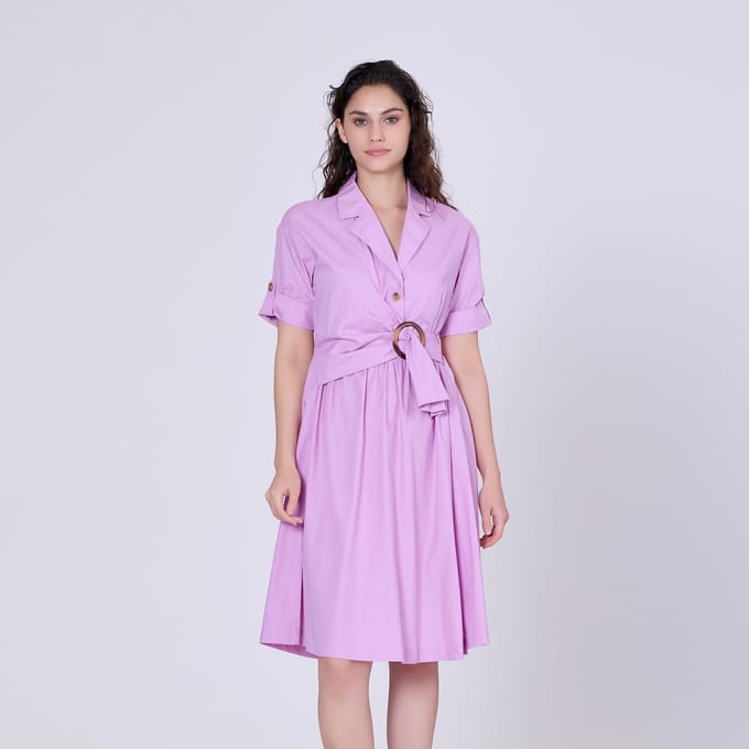 Shirtjurk met asymmetrische riempaneel