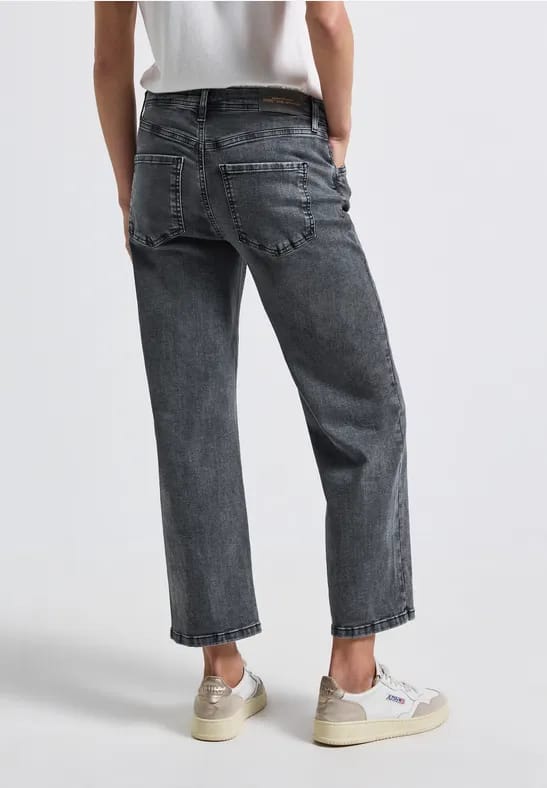 Straight Legs destroyed jeans