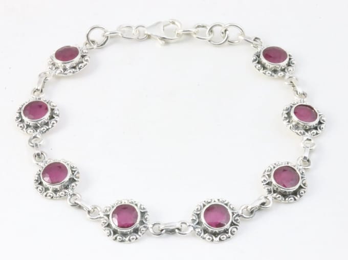 Bewerkte zilveren armband met blauwe saffier