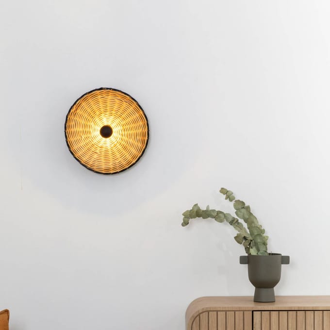 FARO BARCELONA Costas wandlamp, zwart/licht hout, rotan, Ø 40 cm