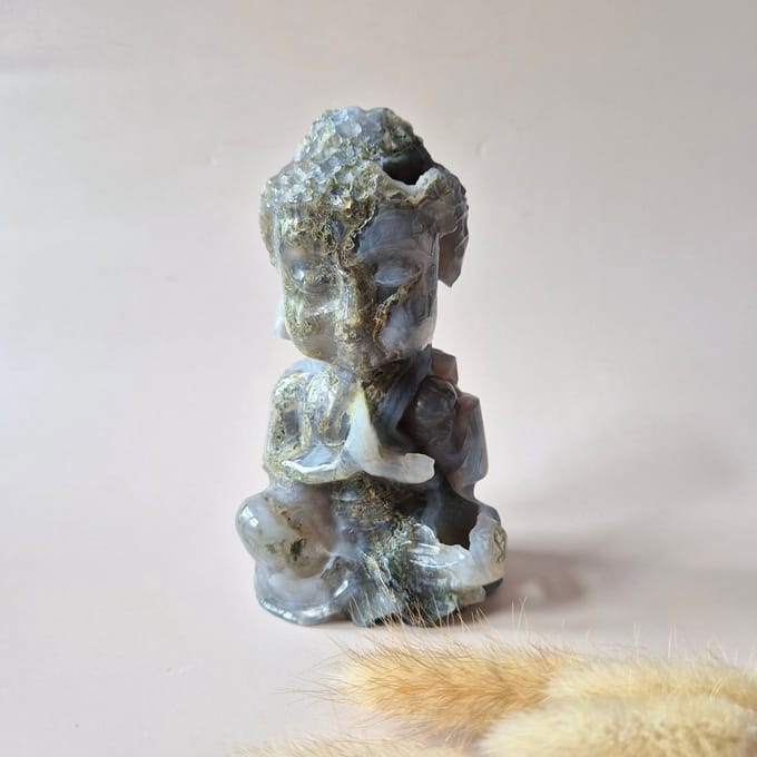 XL Druzy Mosagaat Buddha 15cm hoge geslepen Edelsteen Statement Piece 850g