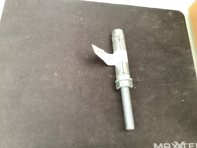 keilbout met moer. 25 stuks. m10 x 120mm. lang. verzinkt. deltafix.