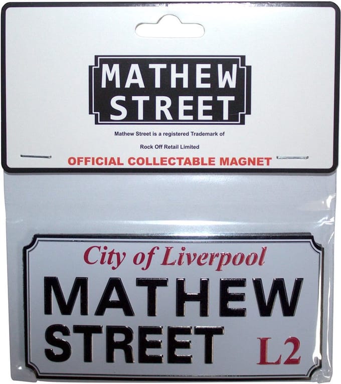 - Mathew Street Liverpool Sign Embossed Koelkastmagneet - Wit