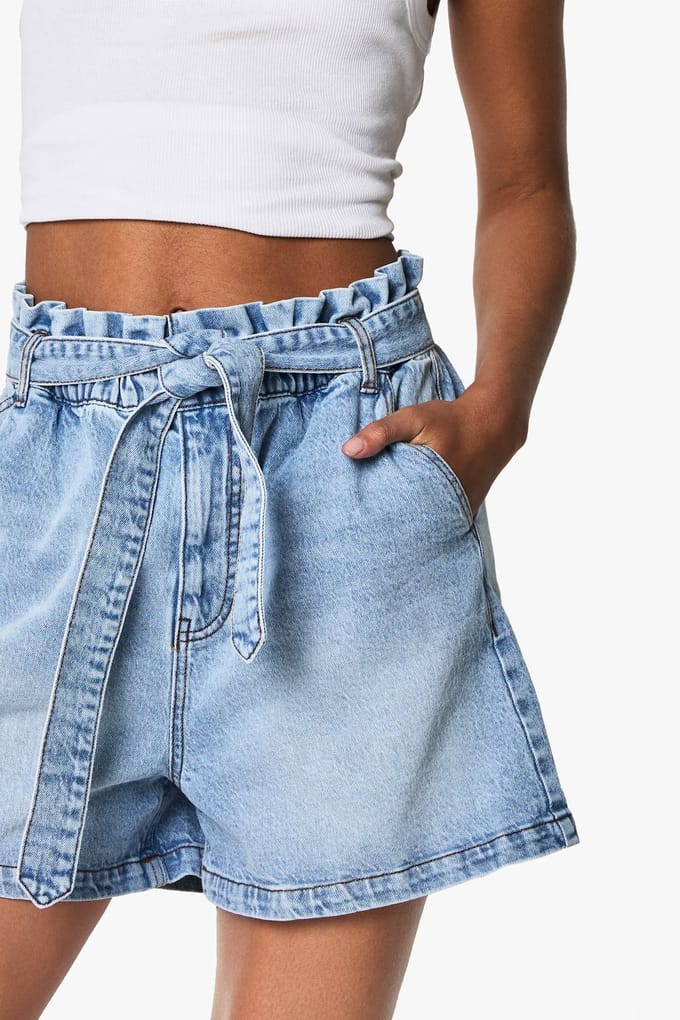 boohoo Dames Denimshort met hoge paperbagtaille | Licht Gebleekt | Maat: 40