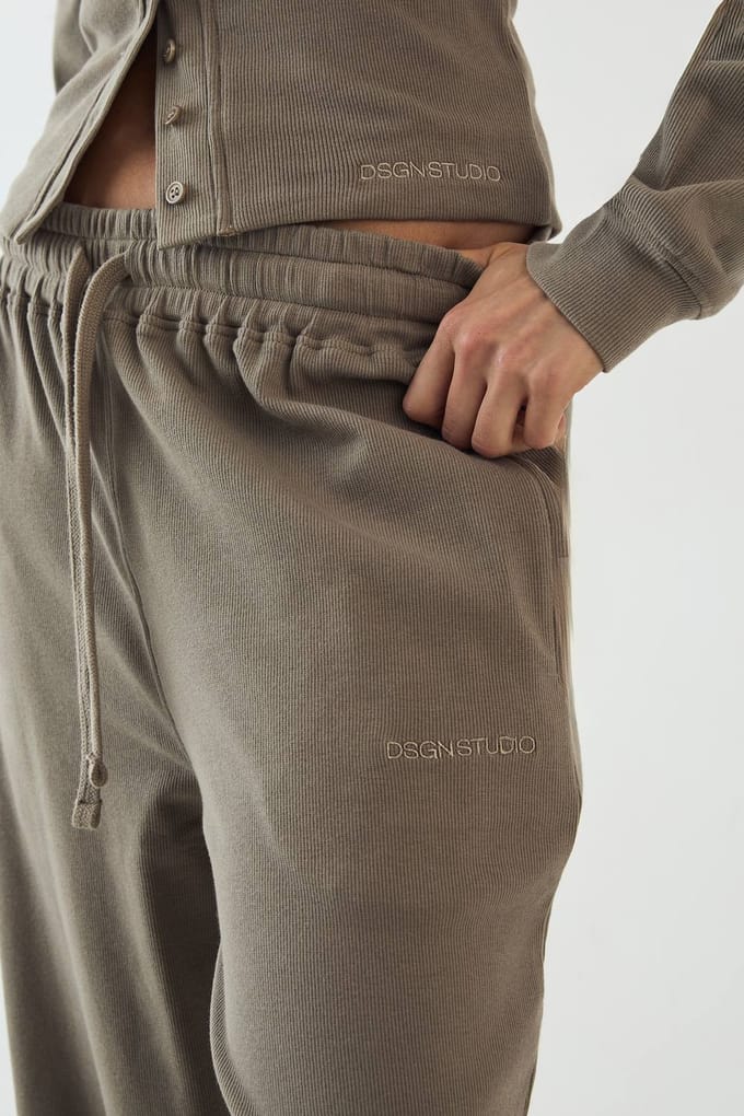 Dames DSGN Studio Heavy Rib Rechte Pijp Jogger | Gewassen Kaki | Maat: Medium