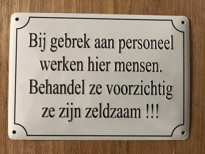 Bij Gebrek Aan Personeel Werken Hier Mensen bordje / Blikken bordje