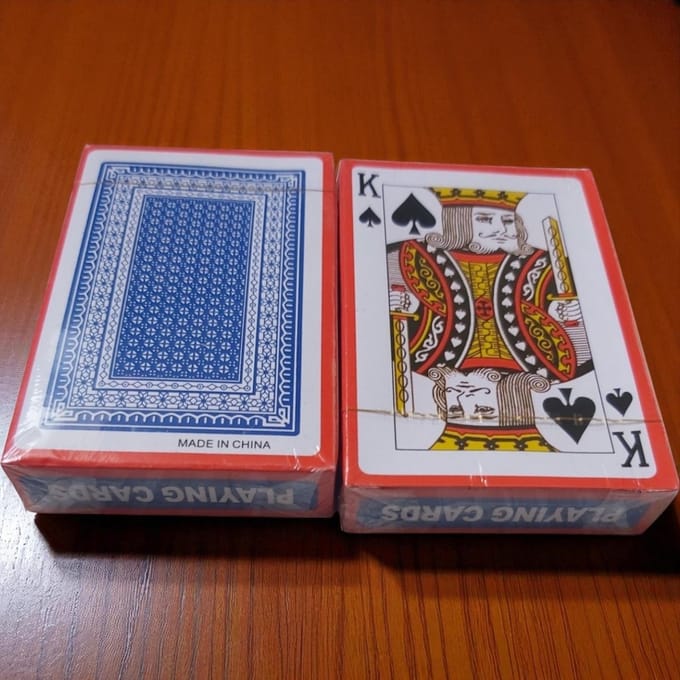 2 doosjes spel kaarten, voor uren speel plezier.