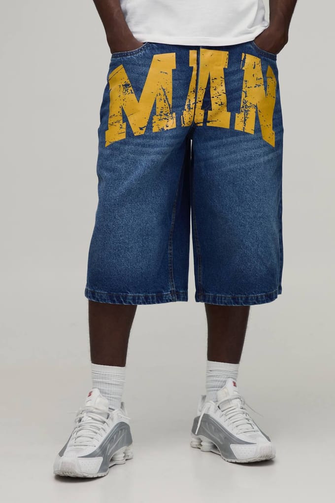 Longline Stijve Denim Jorts Met Man-print | Mid Blue | Size 30