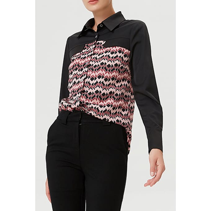 Bi-materiaal shirt met geometrische print