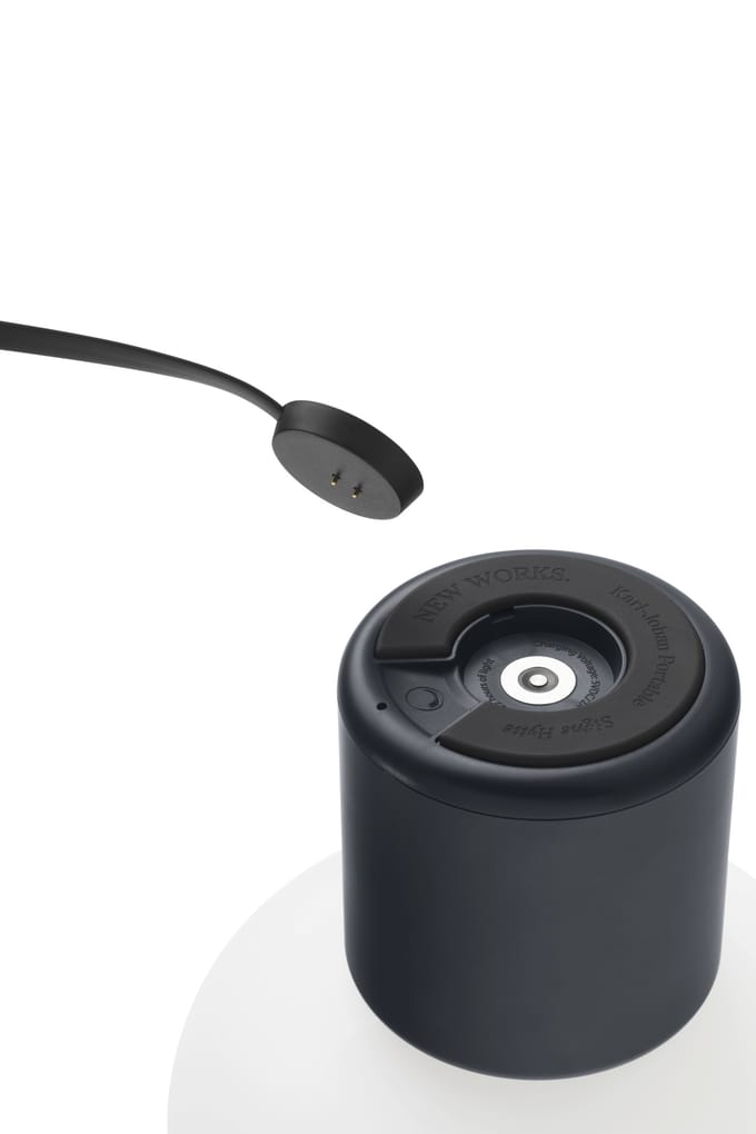 New Works Karl-Johan Portable Tafellamp - cold black