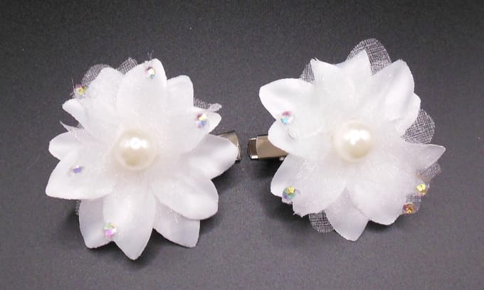 2 roosjes klein met duckklem wit met glinster+parel en diamantjes