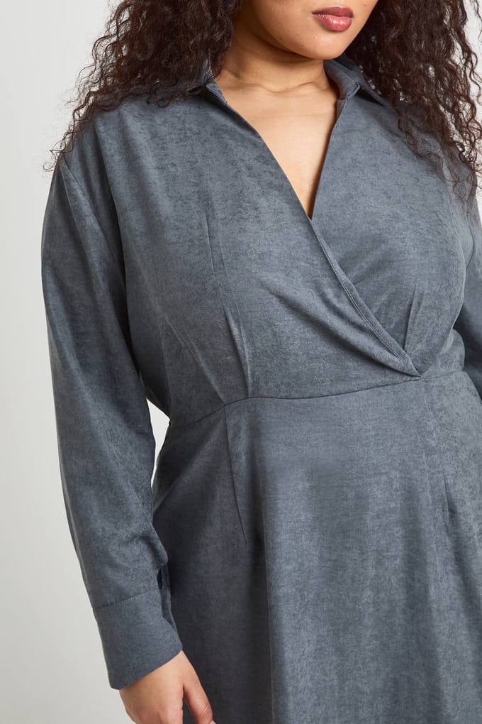 boohoo Dames Plus Gepelde Kraag Wikkel Blousejurk | Houtskool | Maat: 46
