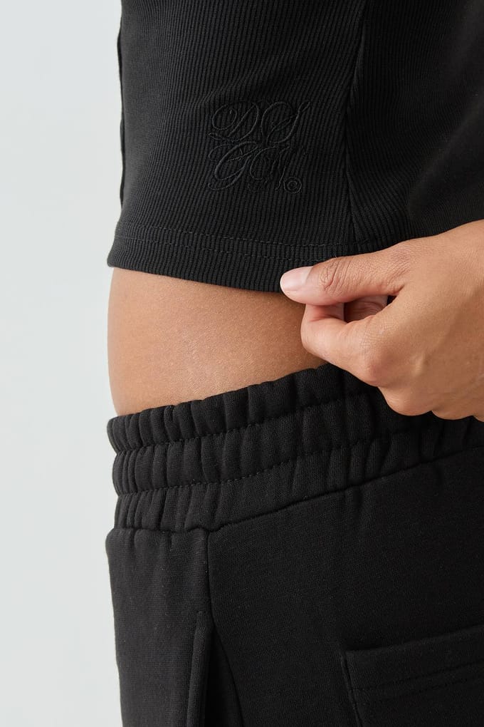 Dames DSGN Studio Square Script Geborduurd Geribbeld Aansluitend Doorknoop Top | Zwart | Maat: Medium